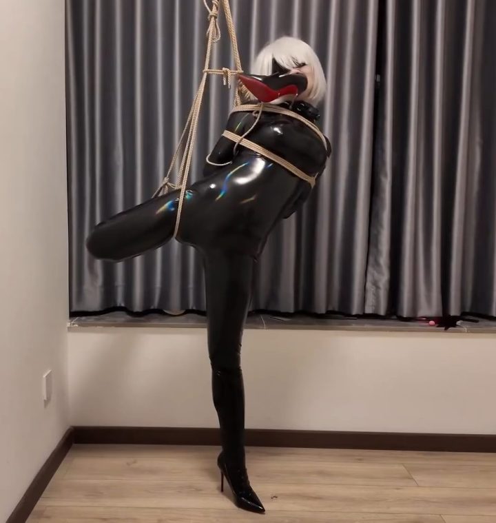 编号753 【海砂原创】执行卧底任务的巨胸胶衣2B小姐姐为黑匣子口咬高跟鞋被敌人玷污 1V 1P_LSP爱看_PikPak云盘_资源合集_免费下载