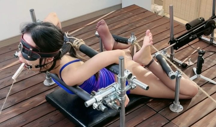 编号1772 小鹿工作室_涵涵特辑_金属禁锢系列（五）分腿器脚趾固定。金属拘束架，PJ墙制，开口器舌夹拉住 1V 1P_LSP爱看_PikPak云盘_资源合集_免费下载