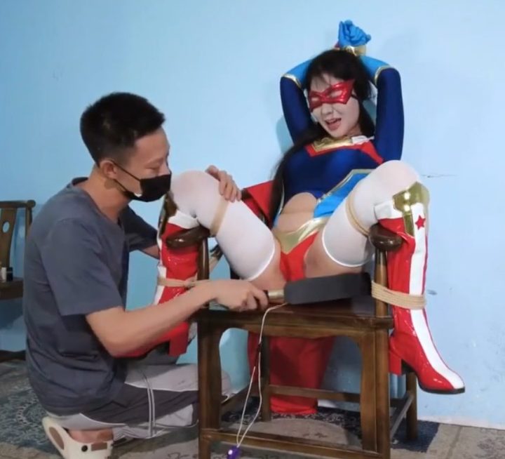 编号2001 樱束原创_《无力反抗的女超人》去抓捕犯人的女超人落入敌人陷阱被弄晕后开腿捆绑在椅子上无力反抗只能无奈的被歹徒各种羞辱折磨！脚撸下T！击打胸部！棒棒震穴羞耻强G！丝袜塞嘴套 头难受的呜呜喊叫 1V 1P_LSP爱看_PikPak云盘_资源合集_免费下载