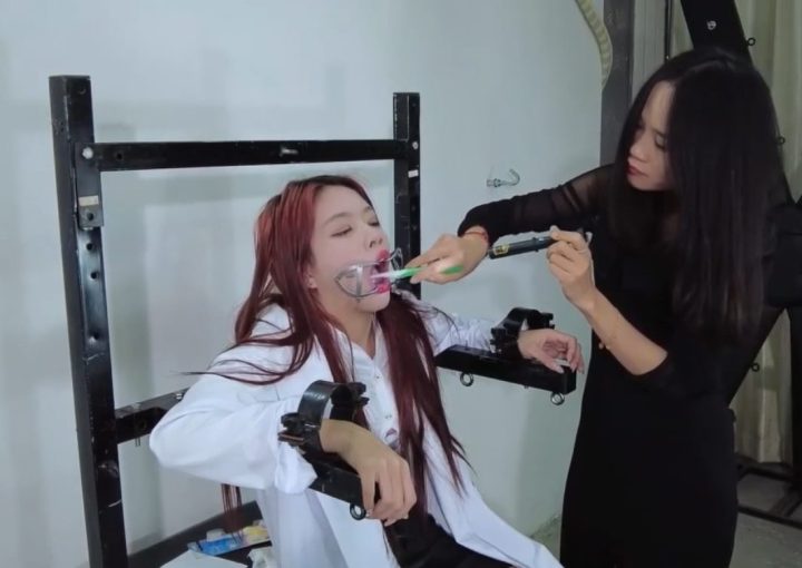 编号2016 樱束原创_《牙医》因影片版权为定拍用户所有只上部分精彩片段！谁承想只是来看个牙也能被变态医生深喉折磨！病人反击强灌医生迷药用开口器棉签牙刷深喉假Y具调J草莓医生的口腔！ 口水疯狂流出拉丝干呕！ 1V 1P_LSP爱看_PikPak云盘_资源合集_免费下载