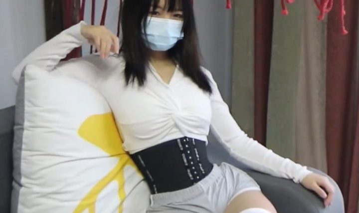 编号2976 象人原创 工作室_01小秋-站立大字缚，束腰，从背后TK（专攻腋下，防不胜防） 1V 1P_LSP爱看_PikPak云盘_资源合集_免费下载