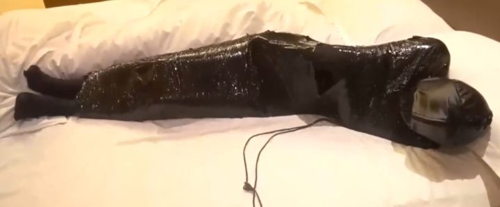 编号2081 小萌同学_zentai+龟甲缚的艺术体验，皮革头套里黑暗的束缚+黑色保鲜膜包裹住身体再加挠脚！ 1V 1P_LSP爱看_PikPak云盘_资源合集_免费下载