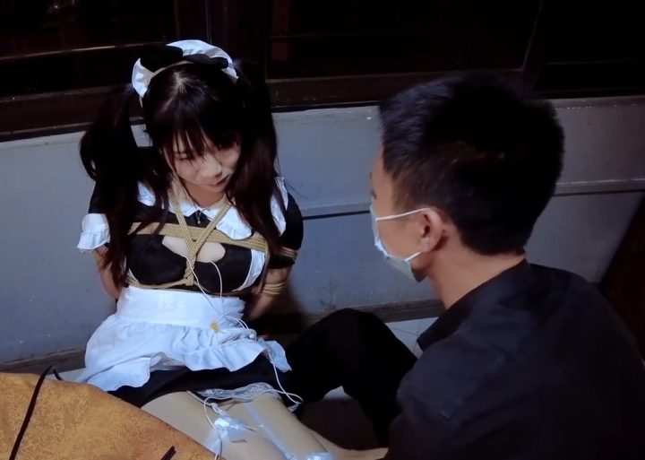 编号1900 樱束原创_《哥妹系列—带女仆妹妹外出吃饭》哥哥将女仆妹妹绑起外出吃饭路上被人观摩妹妹都不好意思了!喂她吃东西只能用舌头慢慢的舔!舔的哥哥全身发热!拿来乳夹给妹妹夹上,跳D塞内内不停的手动按摩发出呻吟 1V 1P_LSP爱看_PikPak云盘_资源合集_免费下载