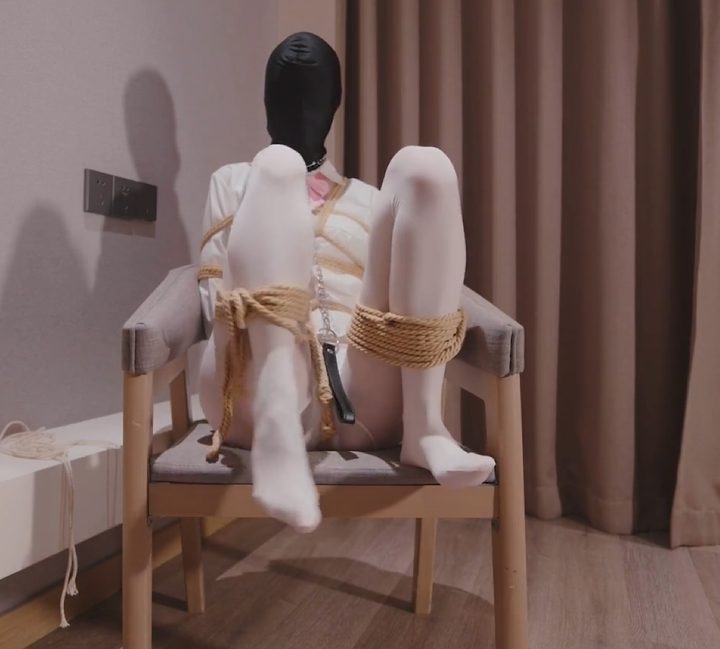 编号1206 九尾少女_白丝少女全身捆绑在柜子中，白丝美腿诱人，全身捆绑，强制玩弄+玩具调教GC（第一视角，代入感强），事后脱出失败，在不停的玩弄中逐渐人格崩坏，最后变成一具肉玩具（53） 1V 1P_LSP爱看_PikPak云盘_资源合集_免费下载