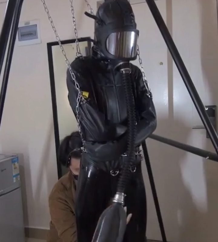 编号2495 闪闪工作室_乳胶+皮革+防毒面具 三层覆盖 皮革拘束衣悬挂窒息水刑调教 1V 1P_LSP爱看_PikPak云盘_资源合集_免费下载