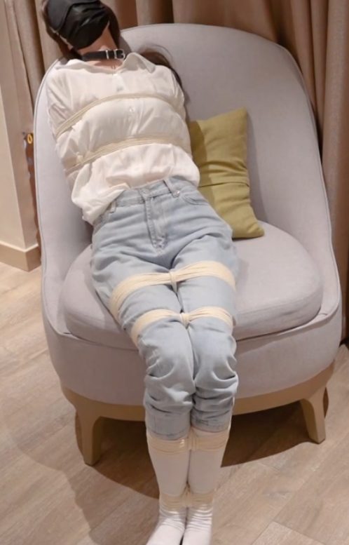 编号1187 九尾少女网友定拍，小九尾常服牛仔裤全身捆绑！白袜TK双足捆绑调教！换上黑丝严密的腿部束缚，驷马拘束下全身动弹不得，只能无助的挣扎（34） 1V 1P_LSP爱看_PikPak云盘_资源合集_免费下载