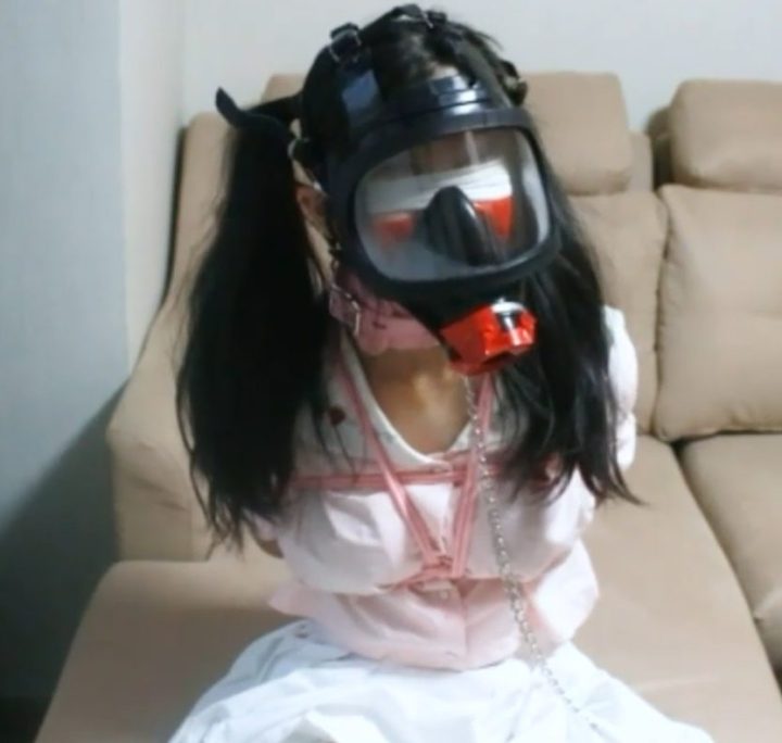 编号2151 小萌同学_可爱的白丝双马尾软萌LOLI的调教 防毒面具闷+胶带封嘴 日式绳艺+口球 最后全包保鲜膜木乃伊无助挣扎 1V 1P_LSP爱看_PikPak云盘_资源合集_免费下载