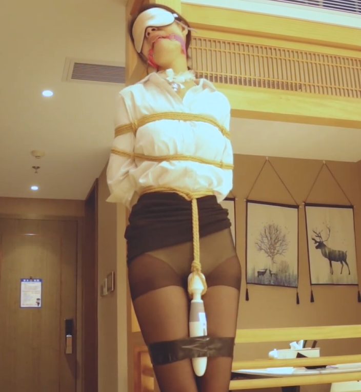 编号1178 九尾少女_做女王的鞭下奴隶？高级私人秘书，眼镜娘黑丝包臀秘书惨遭凌辱，却惨遭凌辱，拘束捆绑挣扎，极致的黑丝美腿和撕袜诱惑，被自己的皮鞭抽打[不可描述]、[不可描述]臀、美腿，强制震动SP调（25） 1V 1P_LSP爱看_PikPak云盘_资源合集_免费下载