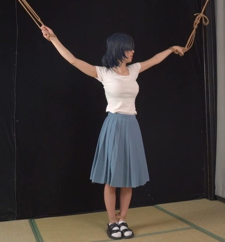 编号2770 象人定拍 工作室_嗷嗷-蓝色长裙，白袜凉鞋，大字型捆绑TK，袜子塞嘴，td震脚底 1V 1P_LSP爱看_PikPak云盘_资源合集_免费下载