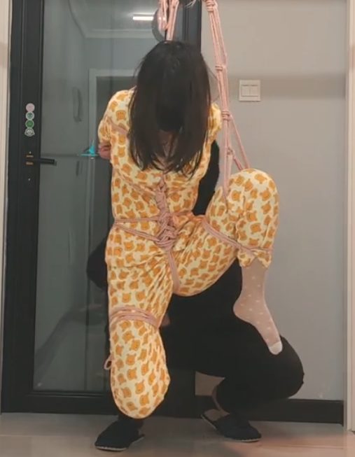 编号2968 象人原创 工作室_01小秋-单腿吊缚，口球+绷带缠嘴，疯狂tk，脚，腰，小腹都不放过，口水横流，绝望挣扎。 1V 1P_LSP爱看_PikPak云盘_资源合集_免费下载