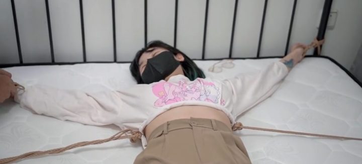 编号2803 象人定拍 工作室_不良学妹-长裤+裤里丝，大字缚TK，超强反抗，险些被反杀，换个姿势挠[不可描述]把她制服！（对话多） 1V 1P_LSP爱看_PikPak云盘_资源合集_免费下载