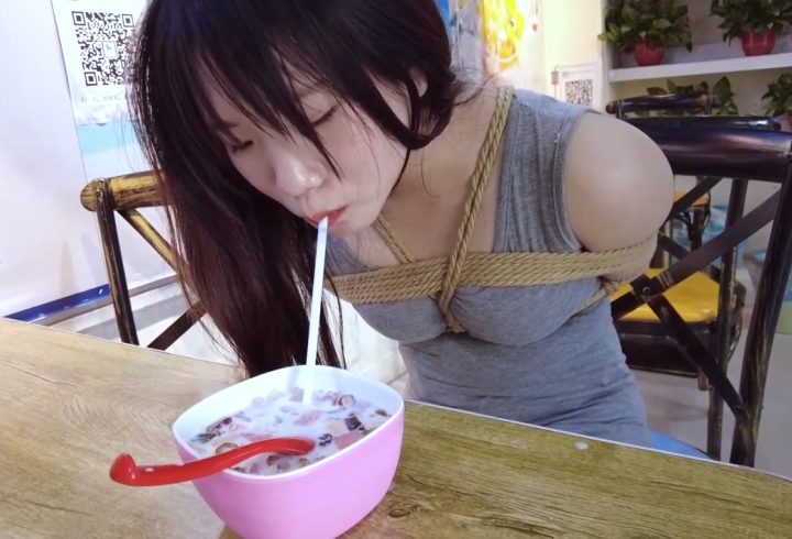 编号1901 樱束原创_《哥妹系列—内置玩具绑绳外露逛超市》中秋节哥哥带妹妹内置玩具衣服外绑绳外露逛超市买衣服吃好吃的!被绑的妹妹被好多人围观还要被哥哥内置在衣服里的棒棒和乳夹折磨!哥哥远程遥控玩具被人看着都有了 1V 1P_LSP爱看_PikPak云盘_资源合集_免费下载