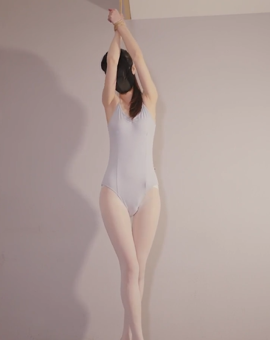 编号1203 九尾少女_白丝体操服，高跟美腿诱惑，双手被吊缚捆绑，塞入TD后同时挠痒调教，止寸控制，又被开腿捆绑固定，强制TD震动+挠痒调教GC（50） 1V 1P_LSP爱看_PikPak云盘_资源合集_免费下载