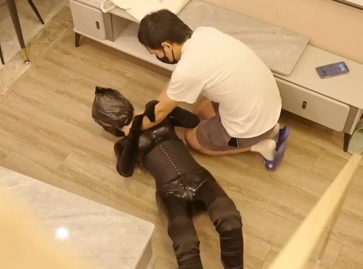 编号2123 小萌同学_定拍胶衣搜查官2，潜入被塑料袋勒晕，醒过来后道具刺激 1V 1P_LSP爱看_PikPak云盘_资源合集_免费下载