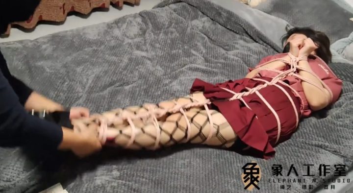 编号2970 象人原创 工作室_01小秋-红色JK+黑色网袜+小皮鞋+全身紧缚+被子全包+指挥动作（艰难蠕动） 1V 1P_LSP爱看_PikPak云盘_资源合集_免费下载